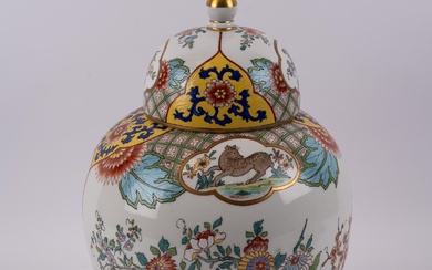 SAMSON, Vase ovoîde couvert en porcelaine à décor polychrome dans le goût de la Chine,...