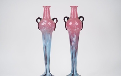 SCHNEIDER. Paire de vases en verre marbré rose et bleu nuancé de mauv...