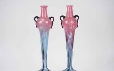 SCHNEIDER. Paire de vases en verre marbré rose et bleu nuancé de mauve et de...