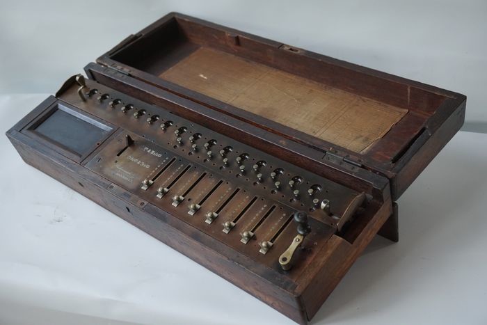 Saxonia - Arithmometer - calculator in a wooden box with slide adjustment, ca.1900 - Brass, wood