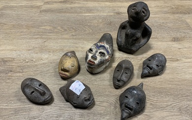 Sept petits masques en terre cuite, dont deux polychromes. Afrique, travail moderne. Haut. max. 12,5...