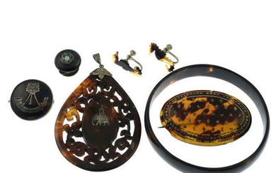 Six pieces of tortoise shell jewellery to include a pendant with elephant motif, two brooches, a bangle, a single dress stud and a pair of seahorse motif earrings. Some AF.