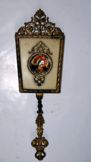 Small hand mirror in gilt bronze. On one side an ivory plate, inlaid in hollow enamel a woman with a Renaissance bust and on the other side a slightly damaged mercury mirror - Late 19th century - H : 18 cm
