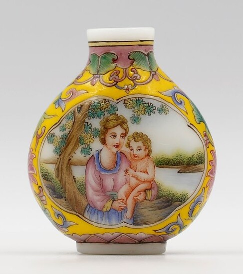 Snuff bottle - Enameled Glass - European figures - Woman and Cupidon - China - 20th century