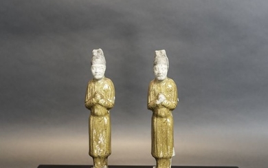 Standing figure (1) - Terracotta and enamel orange glaze - Pair of amber glazed attendants - China - Tang Dynasty (618-907)
