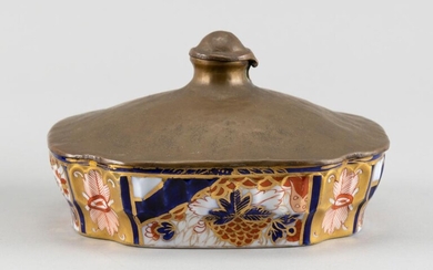 IMARI PALETTE PORCELAIN AND BRASS INKWELL Unmarked. Length...