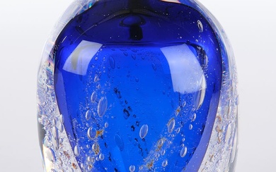 Studioglashyttan, "Stone Galaxy", objet en verre, forme ovoide, noyau bleu fondu et bulles de cobalt...