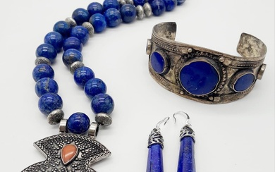 Suite de bijoux en lapis-lazuli : Bracelet, collier et boucles d'oreilles. Longueur 48cm.