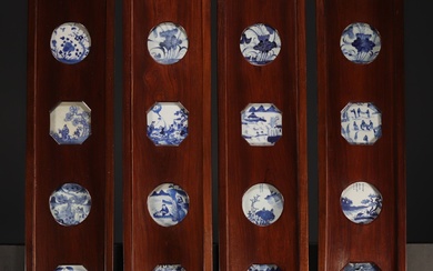Suite de quatre panneaux ornés de seize porcelaines de Chine blanc bleu, époque Ming et...