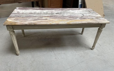 TABLE basse en bois laqué blanc pieds fuselés cannelés de style Louis XVI, dessus en marbre veiné. H 42 L 101 P 45 cm (petits accidents)