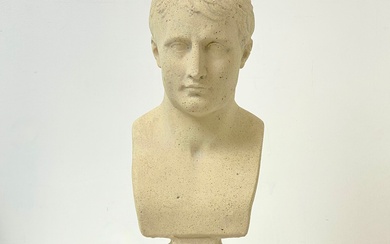 TRAVAIL MODERNE Buste de Napoléon Ier sur piédouche Pierre reconstituée H. : 37, 5 cm....