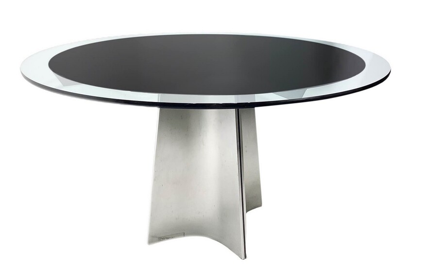 Tavolo con struttura in acciaio, 70's. Diametro cm 130, h