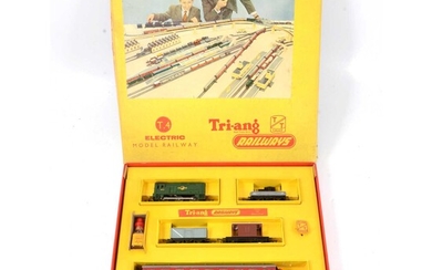 Tri-ang TT gauge model railway set, T4 electric set with T95 diesel shunter engine.