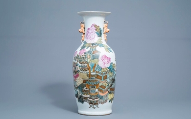 Un vase en porcelaine de Chine qianjiang cai à décor d'antiquités, 19ème/20ème siècle