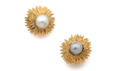 VAN CLEEF & ARPELS Pair of thistle ear-clips in 18k yellow gold (750‰) adorned with a white