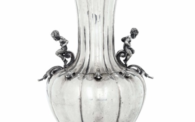 Vase. Argenterie artistique italienne du 20e siècle. Argentiere Peruggia & C., Alessandria H 45 cm...