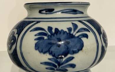 Vase - Porcelain - Chinese - Rare model - Peach, peony and chrysanthemum - Swastika and ruyi - Mint condition - China - Wanli (1573-1619)