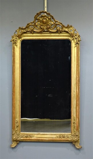 (-), grote houtvergulde spiegel bekroond door kuif met...