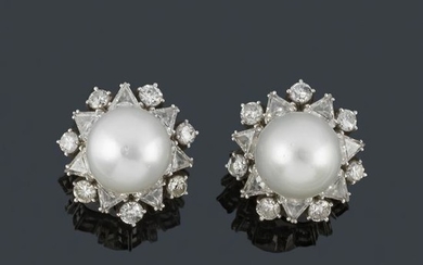 Short earrings with pair of Australian pearls and