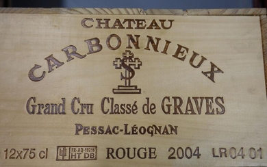 12 bouteilles CHÂTEAU CARBONNIEUX 2004 CC Pessac Léognan Caisse bois d'origine