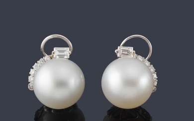 Pendientes con pareja de perlas australianas de aprox. 14,82 - 14,25 mm con semiorla de diamantes.