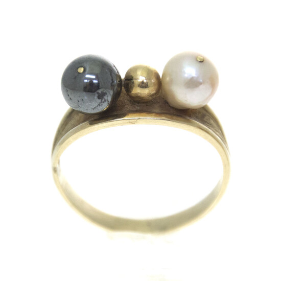 14k Yellow Gold Pearl Ring.