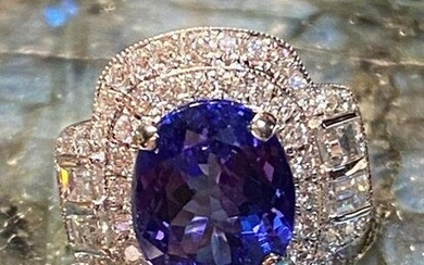 18CT GOLD TANZANITE AND DIAMOND CLUSTER RING