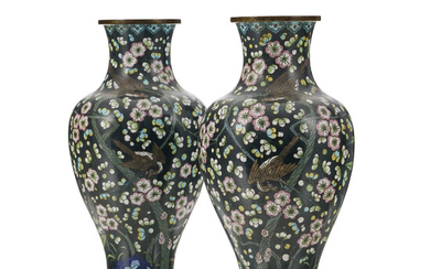 2 vases en émaux cloisonnés, Chine, XXe s., décorés d'oiseaux, cerisier en fleur et bambous, sur fond noir, frise de lingzhi, h. 26 cm
