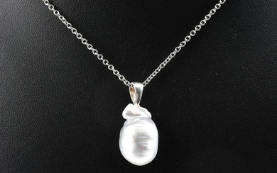 A BAROQUE SOUTH SEA PEARL PENDANT IN STERLING SILVER , TO A DISPLAY CHAIN