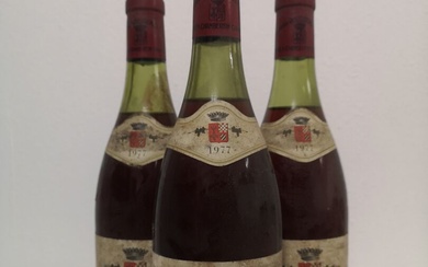 3 Bouteilles GEVREY CHAMBERTIN - ARMAND ROUSSEAU 1977 Étiquettes tachées. 2 à 3,5cm et 1...