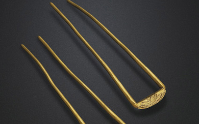 A FINE PAIR OF GOLD HAIRPINS, TANG DYNASTY (AD 618-907)