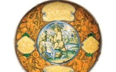 AN ITALIAN MAIOLICA DISH, CIRCA 1510-20, POSSIBLY FAENZA OR SIENA