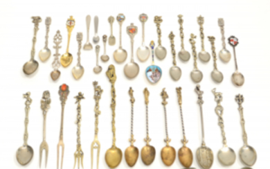 Lotto composto da trenta cucchiaini "souvenir" in argento e metallo (lievi difetti)