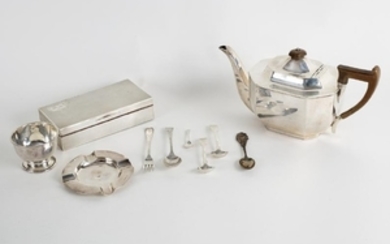 A silver teapot, Thomas Bradbury & Sons, Sheffield, a