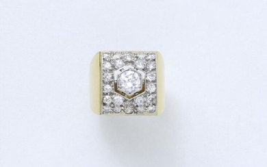 750 gold and 850 thousandths platinum signet ring, set with an antique cut diamond in claw setting set on a hexagonal shaped bezel, surrounded by a paving of antique cut diamonds. French work circa 1935/40.