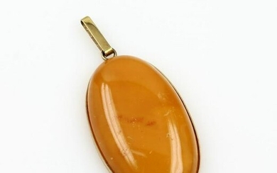 8 kt gold butterscotch amber pendant