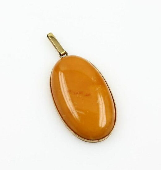 8 kt gold butterscotch amber pendant