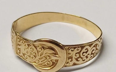 9CT GOLD ENGRAVED BUCKLE RING - RING SIZE S, 1.8G