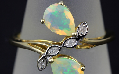 9CT GOLD OPAL AND DIAMOND RING.