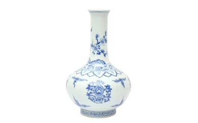 A CHINESE BLUE AND WHITE 'LOTUS' BOTTLE VASE 二十世紀 青花團蓮紋瓶