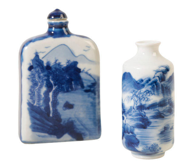A CHINESE BLUE AND WHITE SNUFF BOTTLE