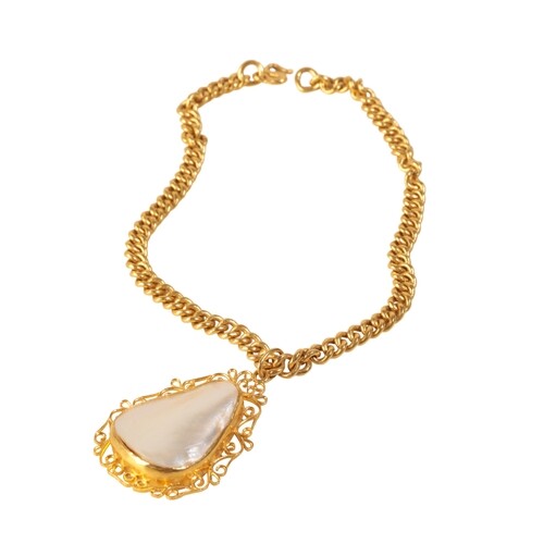 A CHINESE GOLD AND MOTHER OF PEARL PENDANT NECKLACE the mot...