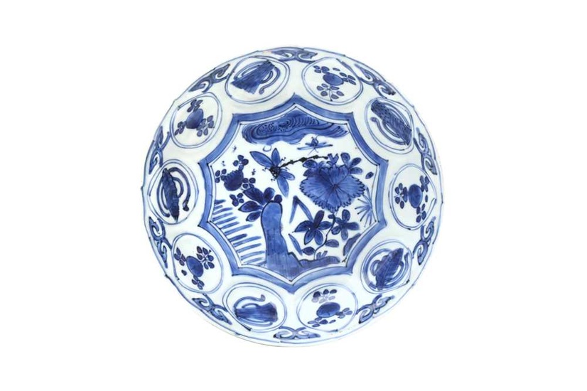 A CHINESE KRAAK BLUE AND WHITE 'DRAGONFLY' DISH 明 克拉克青花蜻蜓紋盤
