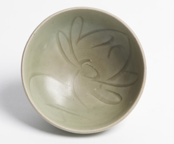 A CHINESE LONGQUAN CELADON TEA BOWL SOUTHERN SONG (1127-1279) OR YUAN (1279-1368) DYNASTY