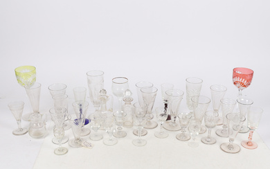 A COLLECTION OF GLASSWARE.