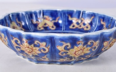 A Chinese porcelain petal shaped Dragon dish 3 x 12 cm