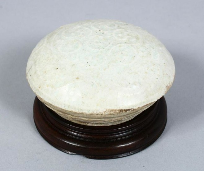 A GOOD EARLY CHINESE PORCELAIN PASTE BOX, COVER &