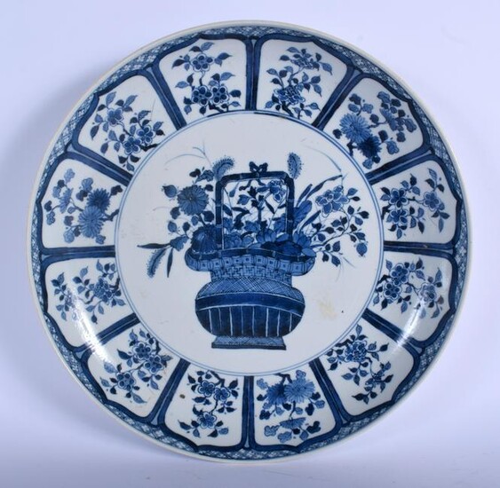 A LARGE 19TH CENTURY CHINESE BLUE AND WHITE PORCELAIN