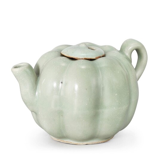 A Longquan celadon melon-shaped ewer and cover, Southern Song dynasty 南宋 龍泉青釉瓜棱帶蓋水注, A Longquan celadon melon-shaped ewer and cover, Southern Song dynasty 南宋 龍泉青釉瓜棱帶蓋水注
