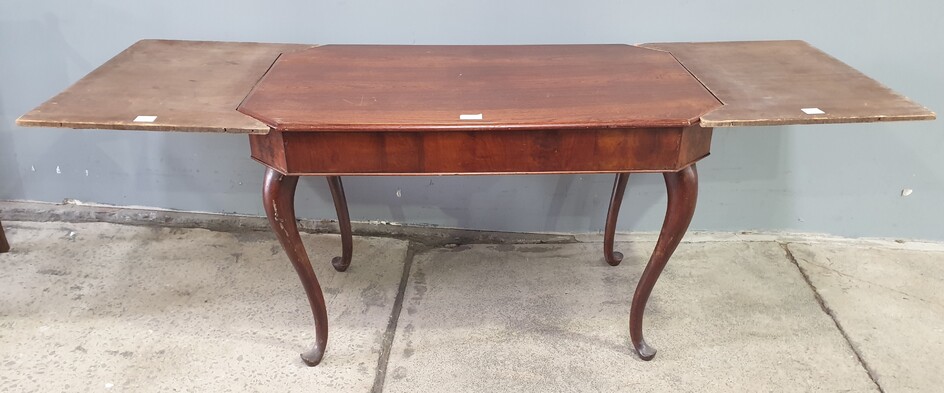 A MAHOGANY QUEEN ANNE STYLE KITCHEN TABLE
